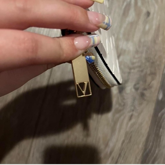 Victoria's Secret White Woven Wallet - Picture 6 of 6